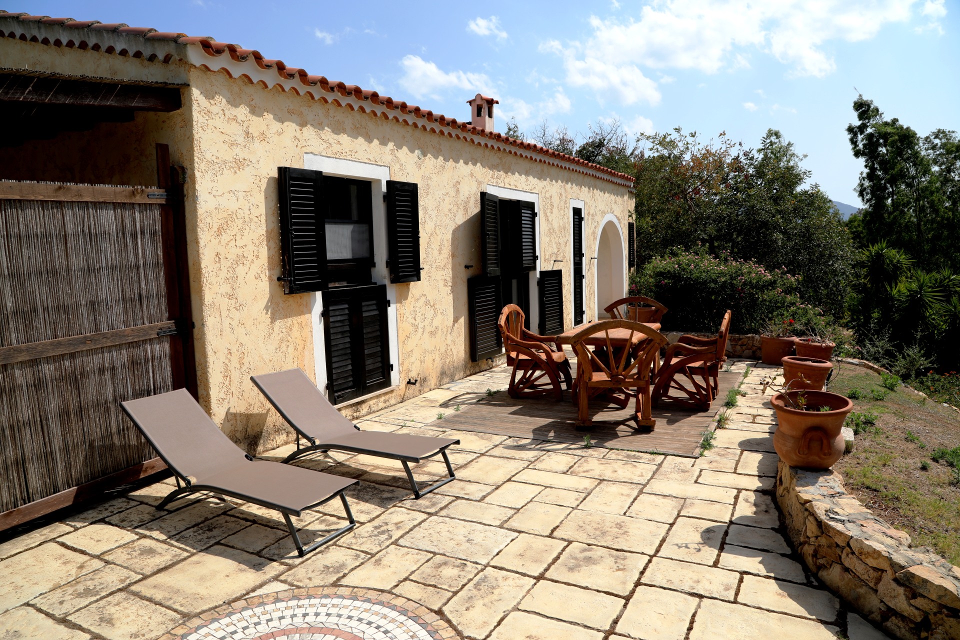Westfront mit Terrasse